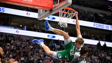Un espectacular mate de Cooper Flagg durante el partido contra los Magic