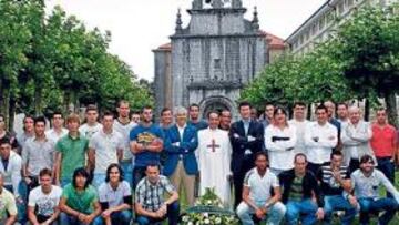 <b>ILUSIONES RENOVADAS. </b>Un año más, la plantilla verdiblanca posó a las puertas del Santuario, cargada de optimismo de cara a una exigente campaña. Mandiá, Pernía y Munitis fueron los encargados de llevar al altar el cesto de flores. Todos los futbolistas entraron en la iglesia, incluso los africanos Lacen, Diop y Morris. El prior Antonio Arteche, a la izquierda junto a Munitis, agradeció el gesto del club cántabro de seguir honrando a la Virgen de La Bien Aparecida.