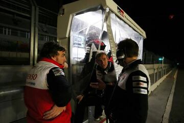 Fernando Alonso charla con Pascal Vasselon, director técnico del Toyota Gazoo Racing, en Portimao.