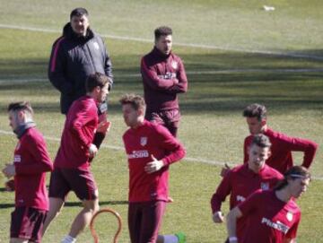 Simeone tiene dudas para el once inicial ante el Barcelona.