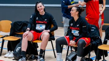 Megan Gustafson y Silvia Dom¨ªnguez, en un entrenamiento de la Selecci¨®n espa?ola.