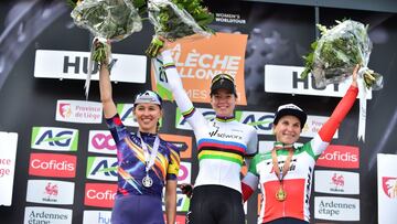 Anna Van der Breggen posa en el podio junto a Katarzyna Niewiadoma y Elisa Longo Borghini tras proclamarse campeona de la Flecha Valona femenina 2021.