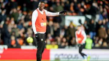 Sadiq, durante un calentamiento con el Valencia.
