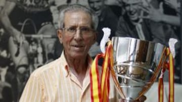 El &uacute;ltimo. Bahamontes, con el trofeo que recibir&aacute; el ganador el martes en la Plaza de Zocodover. 
 