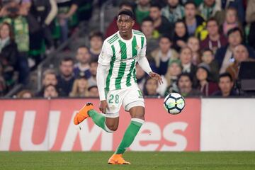 Junior Firpo se ha convertido en uno de los objetivos del Madrid para la próxima temporada. El lateral izquierdo está siendo una de las sensaciones del Betis de Quique Setién y el club blanco está dispuesto a pagar los 50 millones de su cláusula de rescisión. El club blanco considera al defensa bético como el relevo ideal para Marcelo. Arsenal y Manchester City también están interesados en conseguir su fichaje.