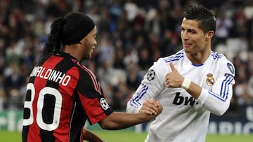 Ronaldinho y Cristiano Ronaldo se saludan en un encuentro de Champions ente Real Madrid y Milán en octubre de 2010.