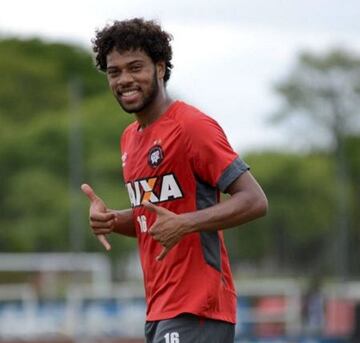 Con su primer equipo profesional, el Athletico Paranaense (2016-2019).