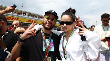 Neymar y Rosalía posan para una foto sobre la pista del Circuito de Montmeló antes del inicio de la carrera.