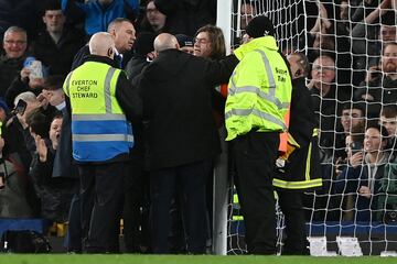 Ocurrió en el minuto 50 del Everton-Newcaslte. Un espectador, con una camiseta en la que se leía 'Just stop oil' se ha atado con una brida al poste. El partido estuvo parado durante siete minutos hasta que la seguridad del estadio del Everton consiguió romper la brida.