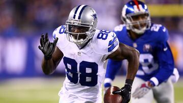 EAST RUTHERFORD, NJ - NOVEMBER 23:  Dez Bryant #88 of the Dallas Cowboys carries the ball against the New York Giants at MetLife Stadium on November 23, 2014 in East Rutherford, New Jersey.  (Photo by Al Bello/Getty Images)