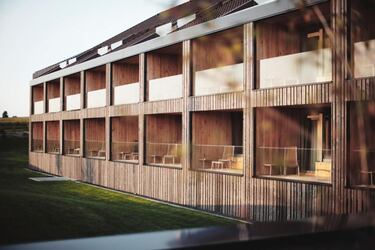 Las instalaciones cuentan con 127 elegantes habitaciones y suites.