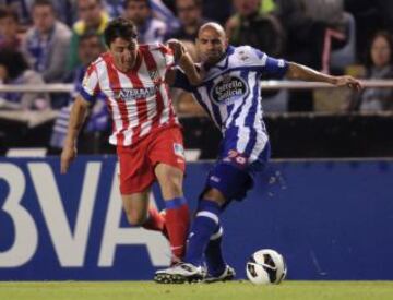 Cristian Rodríguez lucha un balon con Manuel Pablo.