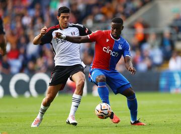 Soccer Football - Premier League - Crystal Palace v Fulham - Selhurst Park, London, Britain - September 23, 2023 Fulham's Raul Jimenez in action with Crystal Palace's Marc Guehi Action Images via Reuters/Matthew Childs NO USE WITH UNAUTHORIZED AUDIO, VIDEO, DATA, FIXTURE LISTS, CLUB/LEAGUE LOGOS OR 'LIVE' SERVICES. ONLINE IN-MATCH USE LIMITED TO 45 IMAGES, NO VIDEO EMULATION. NO USE IN BETTING, GAMES OR SINGLE CLUB/LEAGUE/PLAYER PUBLICATIONS.