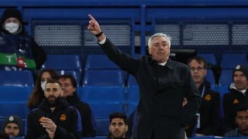 Ancelotti da una instrucción ante el Chelsea