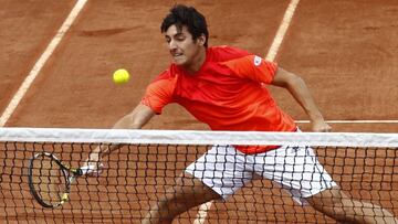 Tenis, Chile v Venezuela, Copa Davis 2015.
El jugador de Chile Christian Garn regresa la bola contra Venezuela durante el partido de dobles por la final del grupo II americano de Copa Davis.
Santiago, Chile
19/09/2015
Felipe Zanca/Photosport
Tennis, Chile v Venezuela, Davis Cup 2015.
Chile's player Christian Garn return the ball against Venezuela during double match for group II of American zone in Santiago, Chile.
19/07/2015
Felipe Zanca/Photosport