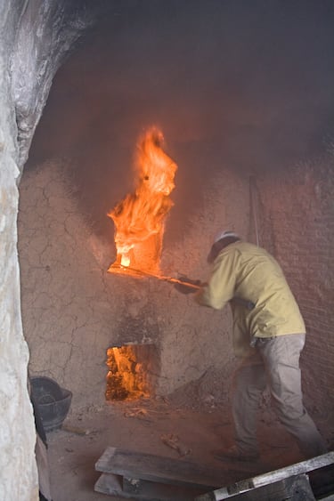 La fabricación artesanal de la cal en Morón de la Frontera era fuente de empleo y seña de identidad de la locallidad. Cuando la fabricación industrial tomó fuerza, los hornos dejaron de usarse y la transmisión de conocimientos cesó. El proyecto de revitalización busca concienciar de la importancia que reviste la práctica de la fabricación artesanal de la cal.
