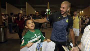 Amrabat saluda a un joven hincha del Leganés a su llegada a Sevilla anoche.