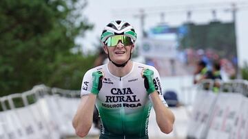 El ciclista del Caja Rural Abel Balderstone celebra su victoria en la Clásica Terres de l'Ebre.
