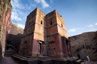 Construida en el siglo XII en Etiopía, en una región montañosa y árida, Lalibela es famosa por sus iglesias excavadas en roca volcánica. Este centro espiritual de la Iglesia Ortodoxa etíope, Patrimonio de la Humanidad, demuestra cómo la fe y la arquitectura florecieron en condiciones extremas.