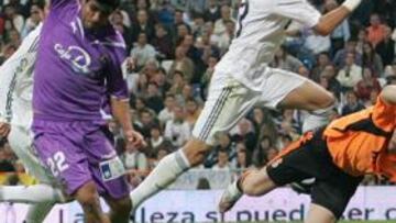 <b>COSTA TUVO EL 4-3. </b>El brasileño fue el mejor de su equipo y en el 83' pudo marcar el tercer gol del Valladolid. Tras regatear a Casillas, su remate lo salvó Albiol en la línea.