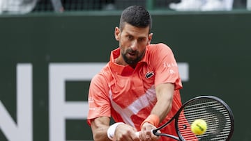 GENEVA (Switzerland), 21/05/2025.- Novak Djokovic of Serbia in action against Marton Fucsovics of Hungary during their round of 16 match at the Geneva Open tennis tournament, in Geneva, Switzerland, 21 May 2025. (Tenis, Hungría, Suiza, Ginebra) EFE/EPA/CYRIL ZINGARO