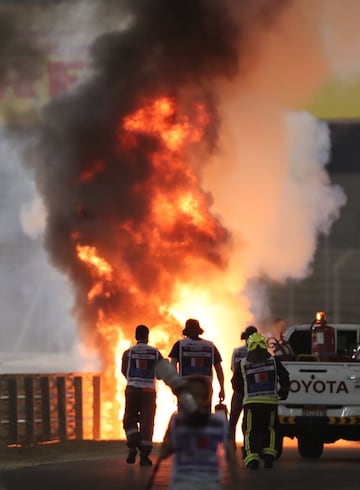 El monoplaza del piloto franc¨¦s se ha incendiado tras un fuerte impacto en la curva tres del Gran Premio de Bahr¨¦in. Romain Grosjean sali¨® por su propio pie del monoplaza. El accidente lleg¨® tras un cambio de direcci¨®n del piloto de Haas, en el que se ha tocado con el Alpha Tauri de Kvyat.