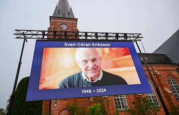 Una fotografía del difunto entrenador de fútbol sueco Sven-Goran Eriksson adorna una pantalla frente a la iglesia de Fryksande.