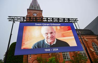 Una fotografía del difunto entrenador de fútbol sueco Sven-Goran Eriksson adorna una pantalla frente a la iglesia de Fryksande.