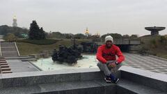 El futbolista Fred, del Shakhtar Donetsk, delante de la estatua en homenaje a la defensa de la madre patria, en Kiev, capital de Ucrania.