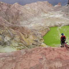 El volcán más activo de Nueva Zelanda no es obstáculo para Kilian Bron y su bici