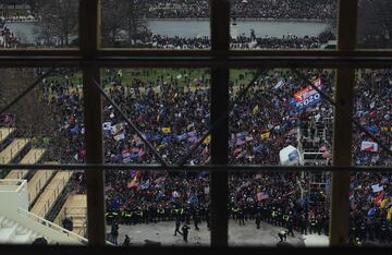 Los manifestantes pro-Trump irrumpieron en el Capitolio tras derribar 4 capas de vallas de seguridad, mostrando su inconformidad con los resultados de las elecciones presidenciales del 2020, mismas en las que el dem¨®crata, Joe Biden, le quit¨® la reelecci¨®n a Donald Trump, resultando el 46? Presidente electo de los Estados Unidos.