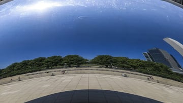 Chicago (United States), 27/05/2020.- People are reflected in the steel surface of the Cloud Gate sculptur in Chicago, Illinois, USA, 16 June 2020. The park which would normally be crowded with visitors opened with restrictions due to coronavirus SARS-CoV