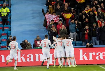 Spain's midfielder Saul Niguez celebrates scoring the opening goal with his teammates during the Euro 2020 qualifying football match Norway v Spain in Oslo, Norway on October 12, 2019. (Photo by Terje Pedersen / various sources / AFP) / Norway OUT