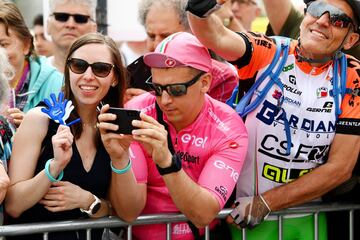 Un seguidor disfrutando de la primera etapa del Giro. 