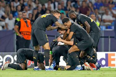 2-3. Federico Valverde y sus compañeros celebran el tercer gol que anota en propia puerta Alex Meret, guardameta del Nápoles, en el minuto 77 de partido.