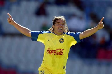 No era tan conocido en Chile, pero en 2003 fichó en Tigrillos Coapa, filial del América. En 2004 jugó en el equipo estelar y luego pasó por San Luis y Delfines.