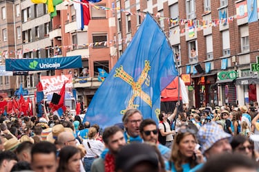 Decenas de personas desfilan en Arriondas para celebrar la fiesta de ‘Les Piragües’ 2025.