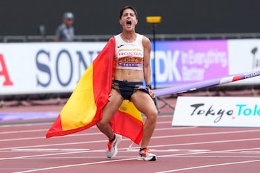 Celebración de María Pérez tras ganar la prueba femenina de 35 kilómetros marcha en el primer día del Campeonato Mundial de Atletismo Tokio 2025 en el Estadio Nacional.