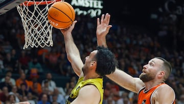 VALENCIA, 12/06/2025.- El base de La Laguna Tenerife Lluís Costa (i) entra a canasta defendido por Matt Costello, del Valencia Basket, durante el segundo partido de la semifinal de la Liga Endesa de baloncesto que Valencia Basket y La Laguna Tenerife disputan este jueves en el pabellón de la Fuente de San Luis. EFE/Miguel Ángel Polo