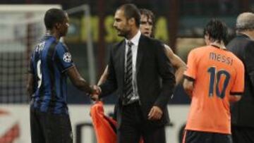 Eto'o y Guardiola se saludan tras un Inter-Barcelona de Champions.