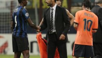 Eto'o y Guardiola se saludan tras un Inter-Barcelona de Champions.