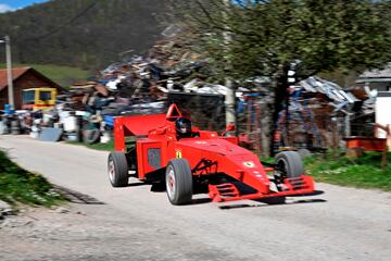 El mecánico bosnio Himzo Beganovic conduce una réplica de un monoplaza Ferrari frente a su casa, situada en la localidad de Kljuc, al noroeste de Bosnia. El coche, que tardó dos largos años en construirse, está pintado con el color rojo mítico de la escudería de Maranello y su dueño lo ha fabricado con láminas de metal.