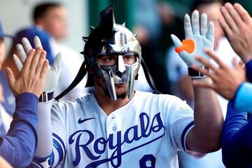 Con este impactante aspecto, más propio de un personaje de película de acción, Vinnie Pasquantino, de los Kansas City Royals, es felicitado por sus compañeros después de conseguir un home run en el partido de la liga estadounidense de béisbol (MLB) que le enfrentó con los Orioles de Baltimore en Kansas City. 