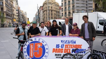 Bboy Kadoer, Joan Galceran, Guifr&eacute; Obradors, David Escud&eacute;, Julian Molina, Aleix Villatoro, Queensaray Villegas y V&iacute;ctor Casanovas posando tras el logo del 15&ordm; aniversario del Extreme Barcelona en Pla&ccedil;a Universitat, el martes 12 de septiembre del 2023. 