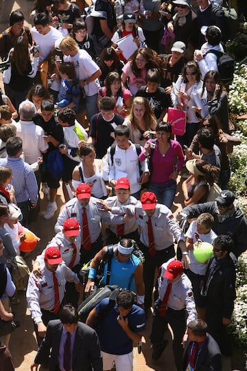 Rafael Nadal se acerca a la pista central rodeado de seguridad y p迆blico antes de su partido contra el italiano Potito Starace en 2008.