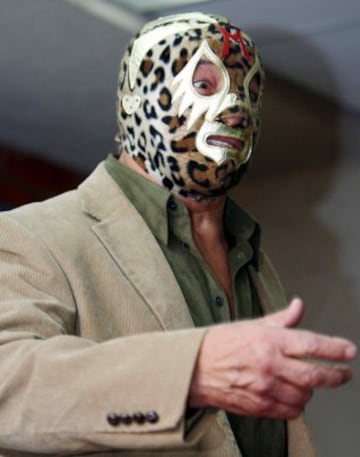 Su nombre real es Aarón Rodríguez Arellano. Logró convertirse en una leyenda bajo el nombre de Mil Máscaras. Desde los 60 ocupó un lugar importante en la lucha. Cuando El Santo y Blue Demon dejaron el cine, él ocupó ese sitio. Fue seleccionado en los Juegos Olímpicos de 1964. Actualmente trabaja en los circuitos independientes de lucha libre en México, realiza giras Internacionales en donde se destacan Japón y Estados Unidos como los países más visitados.