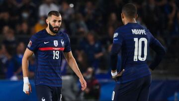 Karim Benzema y Kylian Mbappé durante un partido con la selección francesa.