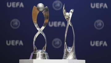 Los trofeos de las Eurocopas Sub-17 y Sub-19.