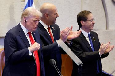 El presidente de Estados Unidos, Donald Trump, llega para dirigirse a la Knéset, junto con Amir Ohana, presidente de la Knéset israelí, y el presidente israelí, Isaac Herzog.