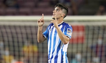 El debut soñado de todo jugador: salir al campo y marcar. Así fue la noche de Julen Lobete en su primera aparición con la Real en primera. Aunque no sirvió para sacar puntos frente al Barcelona, sí que dio cuenta de la capacidad goleadora del undécimo canterano que se viste la elástica easonense con Alguacil. El año pasado marcó siete dianas para ayudar a subir al filial a la categoría de plata y dio cinco asistencias. Las bajas en la delantera pueden permitirle disputar más minutos durante esta temporada. 